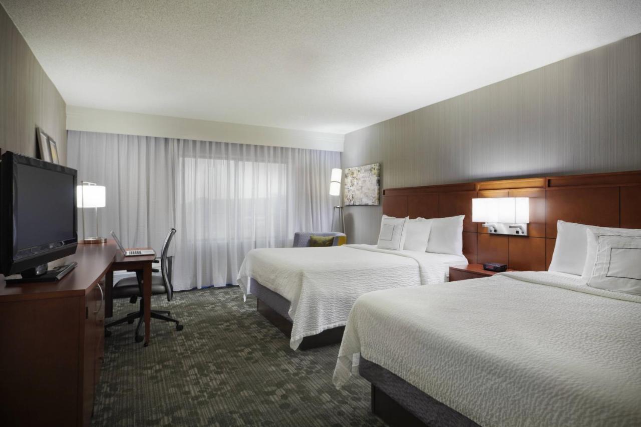Courtyard Chicago St. Charles Ξενοδοχείο Saint Charles Εξωτερικό φωτογραφία