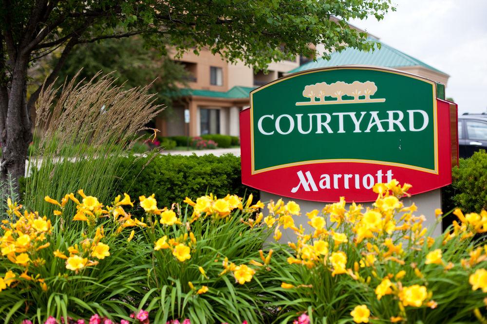 Courtyard Chicago St. Charles Ξενοδοχείο Saint Charles Εξωτερικό φωτογραφία