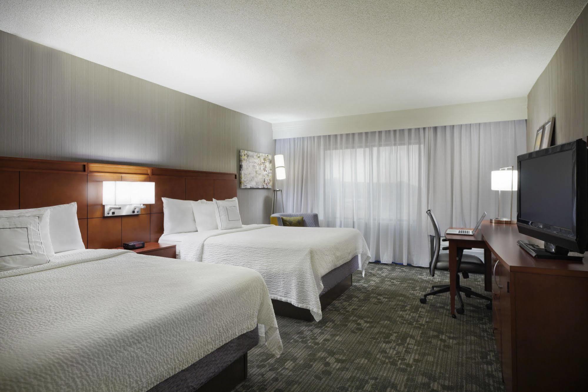 Courtyard Chicago St. Charles Ξενοδοχείο Saint Charles Εξωτερικό φωτογραφία